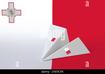 Malta Flagge auf dem Papier origami Flugzeug dargestellt. Orientalische Handarbeit Kunst Konzept Stockfoto