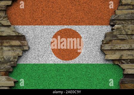 Niger Fahne in Farbe Farben auf alten Steinmauer dargestellt. Texturierte Banner auf Rock Wand Hintergrund Stockfoto