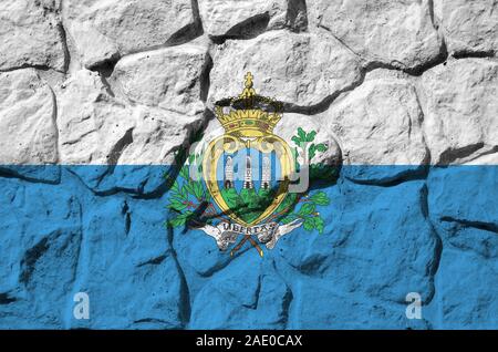 San Marino Fahne in Farbe Farben auf alten Steinmauer dargestellt. Texturierte Banner auf Rock Wand Hintergrund Stockfoto