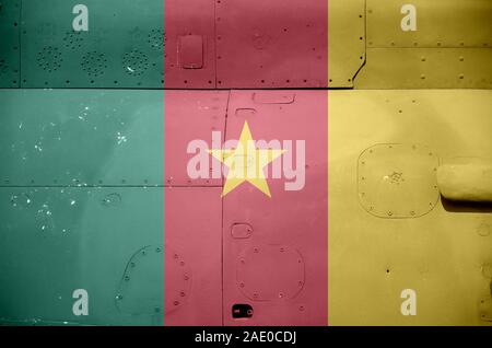 Kamerun Flagge abgebildet auf der Seite Teil der militärischen gepanzerte Hubschrauber hautnah. Armee Flugzeuge konzeptionellen Hintergrund Stockfoto