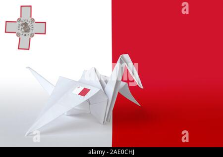 Malta Flagge auf dem Papier origami crane Flügel dargestellt. Orientalische Handarbeit Kunst Konzept Stockfoto