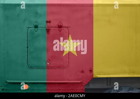 Kamerun Flagge abgebildet auf der Seite Teil der militärischen gepanzerten Fahrzeug in der Nähe auf. Die Streitkräfte Fahrzeug konzeptionellen Hintergrund Stockfoto