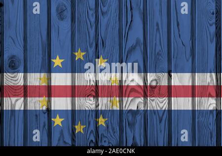 Cabo Verde Flagge in hellen Farben dargestellt auf alte hölzerne Wand hautnah. Texturierte Banner auf rauen Hintergrund Stockfoto