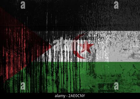 Westsahara Flagge in Farbe Farben auf alten und schmutzigen Ölfass Wand dargestellt. Texturierte Banner auf rauen Hintergrund Stockfoto