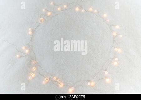 Weihnachten Girlande Lichter von LED-Lampen auf dem Teppich Hintergrund Stockfoto