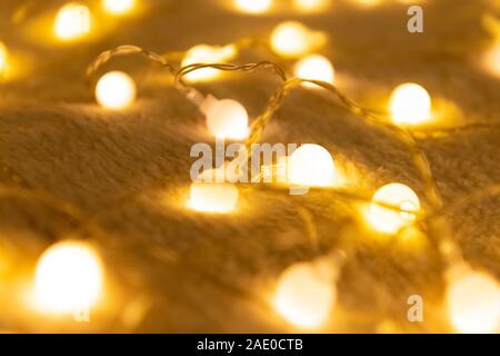 Weihnachten Girlande Lichter von LED-Lampen auf dem Teppich Hintergrund Stockfoto