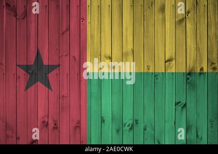 Guinea Bissau Flagge in hellen Farben dargestellt auf alte hölzerne Wand hautnah. Texturierte Banner auf rauen Hintergrund Stockfoto