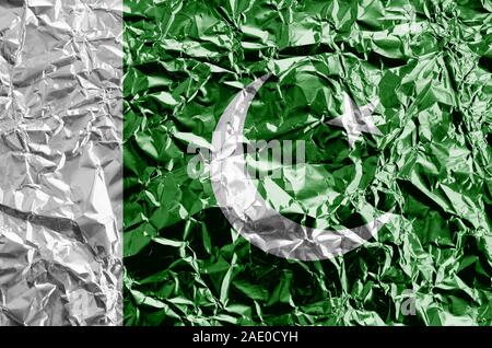 Pakistan Fahne in Farbe Farben dargestellt auf glänzenden zerknüllter Alufolie hautnah. Texturierte Banner auf rauen Hintergrund Stockfoto