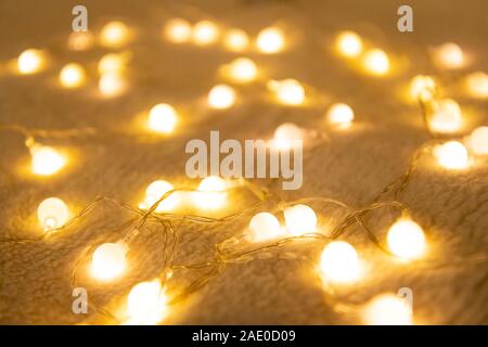 Weihnachten Girlande Lichter von LED-Lampen auf dem Teppich Hintergrund Stockfoto