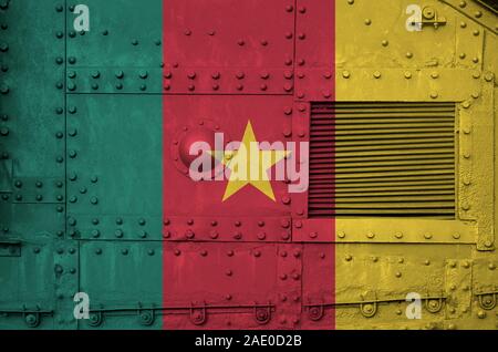 Kamerun Flagge abgebildet auf der Seite Teil der militärischen armored Tank schließen. Armee konzeptionelle Hintergrund Stockfoto