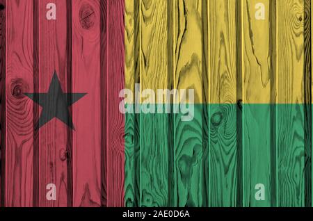 Guinea Bissau Flagge in hellen Farben dargestellt auf alte hölzerne Wand hautnah. Texturierte Banner auf rauen Hintergrund Stockfoto