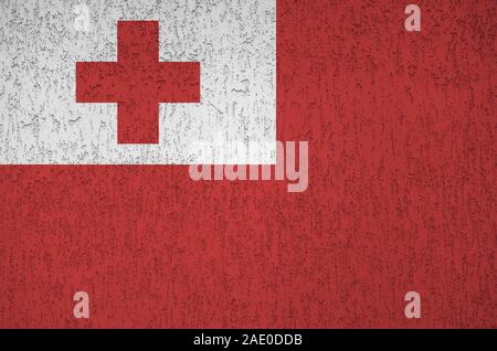 Tonga Flagge in hellen Farben dargestellt auf alten Relief verputzen Wand hautnah. Texturierte Banner auf rauen Hintergrund Stockfoto