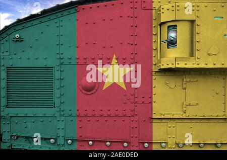 Kamerun Flagge abgebildet auf der Seite Teil der militärischen armored Tank schließen. Armee konzeptionelle Hintergrund Stockfoto