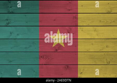 Kamerun Flagge in hellen Farben dargestellt auf alte hölzerne Wand hautnah. Texturierte Banner auf rauen Hintergrund Stockfoto