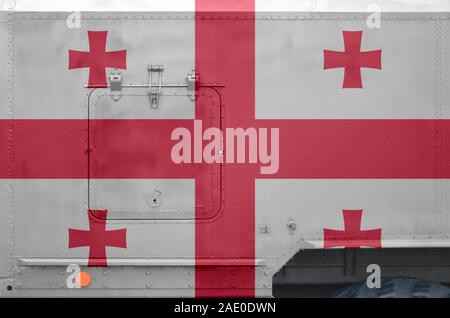 Georgia Flagge abgebildet auf der Seite Teil der militärischen gepanzerten Fahrzeug in der Nähe auf. Die Streitkräfte Fahrzeug konzeptionellen Hintergrund Stockfoto