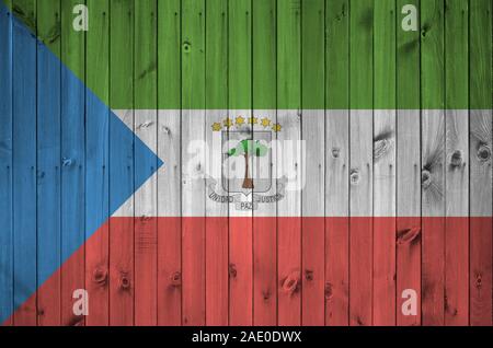 Äquatorialguinea Flagge in hellen Farben dargestellt auf alte hölzerne Wand hautnah. Texturierte Banner auf rauen Hintergrund Stockfoto