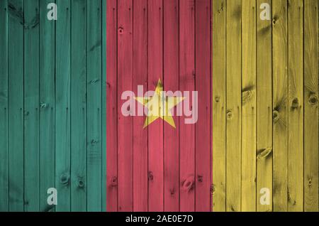 Kamerun Flagge in hellen Farben dargestellt auf alte hölzerne Wand hautnah. Texturierte Banner auf rauen Hintergrund Stockfoto