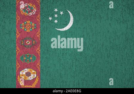 Turkmenistan Flagge in hellen Farben dargestellt auf alten Relief verputzen Wand hautnah. Texturierte Banner auf rauen Hintergrund Stockfoto