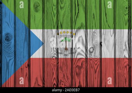 Äquatorialguinea Flagge in hellen Farben dargestellt auf alte hölzerne Wand hautnah. Texturierte Banner auf rauen Hintergrund Stockfoto