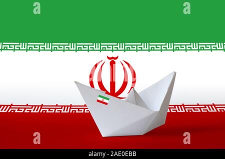 Iran Flagge auf dem Papier origami dargestellt Schiff Nahaufnahme. Orientalische Handarbeit Kunst Konzept Stockfoto