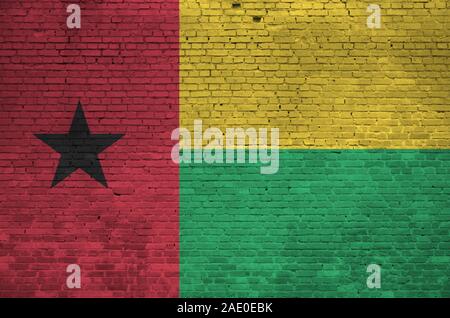 Guinea-bissau Fahne in Farbe Farben auf alten Mauer dargestellt. Texturierte Banner auf große Mauer Mauerwerk Hintergrund Stockfoto