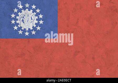 Myanmar Flagge in hellen Farben dargestellt auf alten Relief verputzen Wand hautnah. Texturierte Banner auf rauen Hintergrund Stockfoto