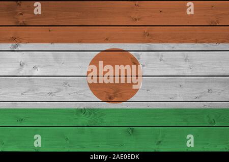 Niger Fahne in hellen Farben dargestellt auf alte hölzerne Wand hautnah. Texturierte Banner auf rauen Hintergrund Stockfoto