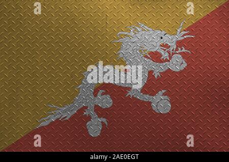 Bhutan Fahne in Farbe Farben auf alten brushed Metal Platte oder an der Wand dargestellt. Texturierte Banner auf rauen Hintergrund Stockfoto