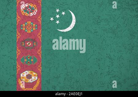 Turkmenistan Flagge in hellen Farben dargestellt auf alten Relief verputzen Wand hautnah. Texturierte Banner auf rauen Hintergrund Stockfoto