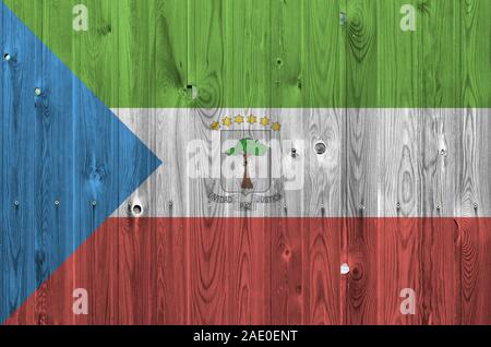 Äquatorialguinea Flagge in hellen Farben dargestellt auf alte hölzerne Wand hautnah. Texturierte Banner auf rauen Hintergrund Stockfoto