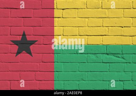 Guinea-bissau Fahne in Farbe Farben auf alten Mauer dargestellt. Texturierte Banner auf große Mauer Mauerwerk Hintergrund Stockfoto