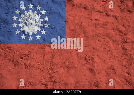Myanmar Flagge in hellen Farben dargestellt auf alten Relief verputzen Wand hautnah. Texturierte Banner auf rauen Hintergrund Stockfoto