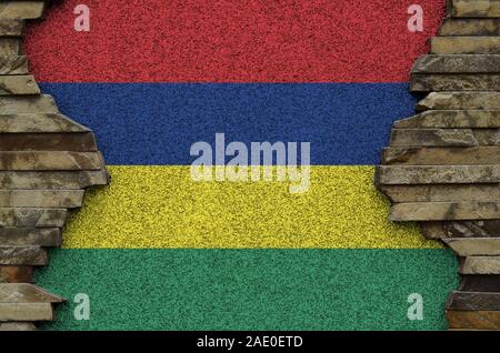 Mauritius Fahne in Farbe Farben dargestellt auf alten Steinmauer. Texturierte Banner auf Rock Wand Hintergrund Stockfoto