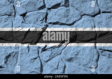 Botswana Fahne in Farbe Farben auf alten Steinmauer dargestellt. Texturierte Banner auf Rock Wand Hintergrund Stockfoto