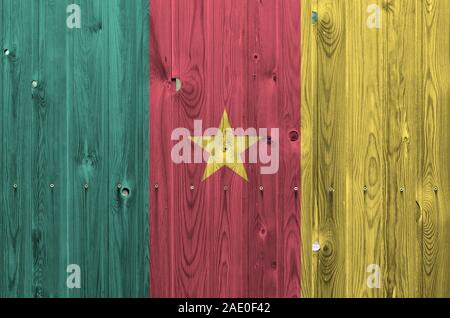 Kamerun Flagge in hellen Farben dargestellt auf alte hölzerne Wand hautnah. Texturierte Banner auf rauen Hintergrund Stockfoto