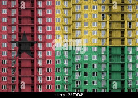 Guinea-bissau Fahne in Farbe Farben auf multi-Geschichte residental Gebäude im Bau. Texturierte Banner auf große Mauer Hintergrund Stockfoto