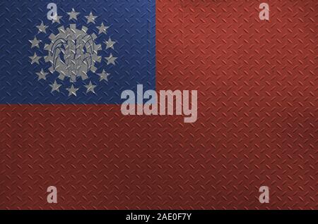 Myanmar Flagge in Farbe Farben auf alten brushed Metal Platte oder an der Wand dargestellt. Texturierte Banner auf rauen Hintergrund Stockfoto
