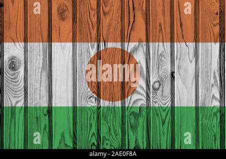 Niger Fahne in hellen Farben dargestellt auf alte hölzerne Wand hautnah. Texturierte Banner auf rauen Hintergrund Stockfoto