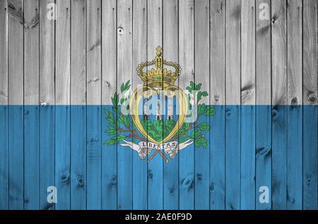 San Marino Fahne in hellen Farben dargestellt auf alte hölzerne Wand hautnah. Texturierte Banner auf rauen Hintergrund Stockfoto