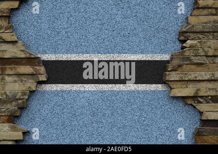 Botswana Fahne in Farbe Farben auf alten Steinmauer dargestellt. Texturierte Banner auf Rock Wand Hintergrund Stockfoto