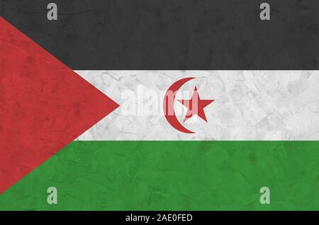 Westsahara Flagge in hellen Farben dargestellt auf alten Relief verputzen Wand hautnah. Texturierte Banner auf rauen Hintergrund Stockfoto
