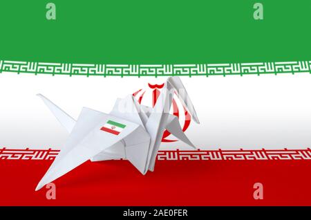 Iran Flagge auf dem Papier origami crane Flügel dargestellt. Orientalische Handarbeit Kunst Konzept Stockfoto