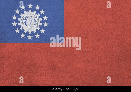 Myanmar Flagge in hellen Farben dargestellt auf alten Relief verputzen Wand hautnah. Texturierte Banner auf rauen Hintergrund Stockfoto