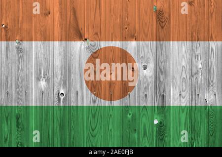 Niger Fahne in hellen Farben dargestellt auf alte hölzerne Wand hautnah. Texturierte Banner auf rauen Hintergrund Stockfoto