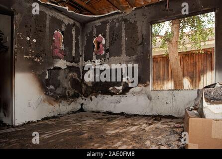 Schlafzimmer Feuer Schaden in einem verbrannten Haus