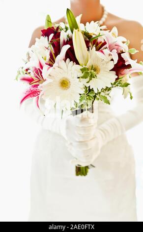 Braut ihren Blumenstrauß Holding Stockfoto