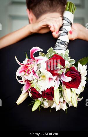 Braut, Bräutigam während ihrer Hochzeit Blumenstrauß Holding Stockfoto