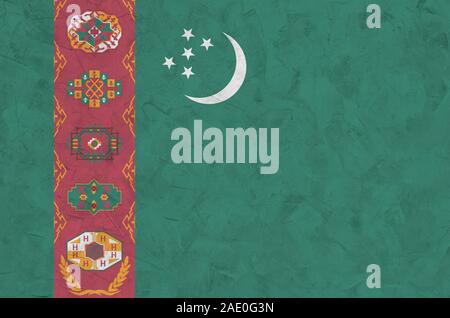 Turkmenistan Flagge in hellen Farben dargestellt auf alten Relief verputzen Wand hautnah. Texturierte Banner auf rauen Hintergrund Stockfoto