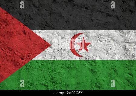 Westsahara Flagge in hellen Farben dargestellt auf alten Relief verputzen Wand hautnah. Texturierte Banner auf rauen Hintergrund Stockfoto