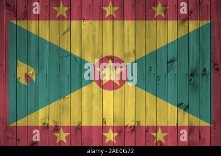 Grenada Fahne in hellen Farben dargestellt auf alte hölzerne Wand hautnah. Texturierte Banner auf rauen Hintergrund Stockfoto